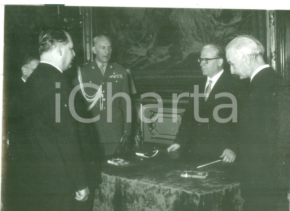 Fotografia d epoca originale 1957 ROMA Ministro Giuseppe TOGNI presta giuramento davanti a Giovanni GRONCHI 1