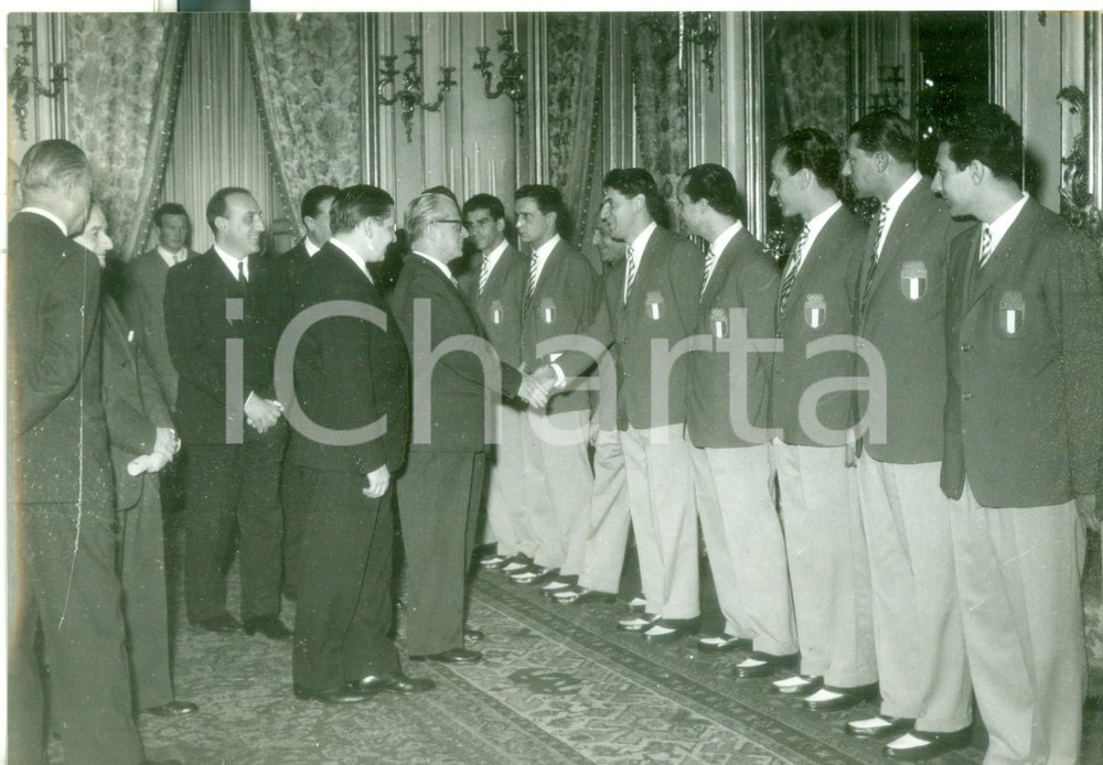 Fotografia d epoca originale 1957 ROMA Giovanni GRONCHI con vincitori medaglia d oro Olimpiadi di Melbourne 1