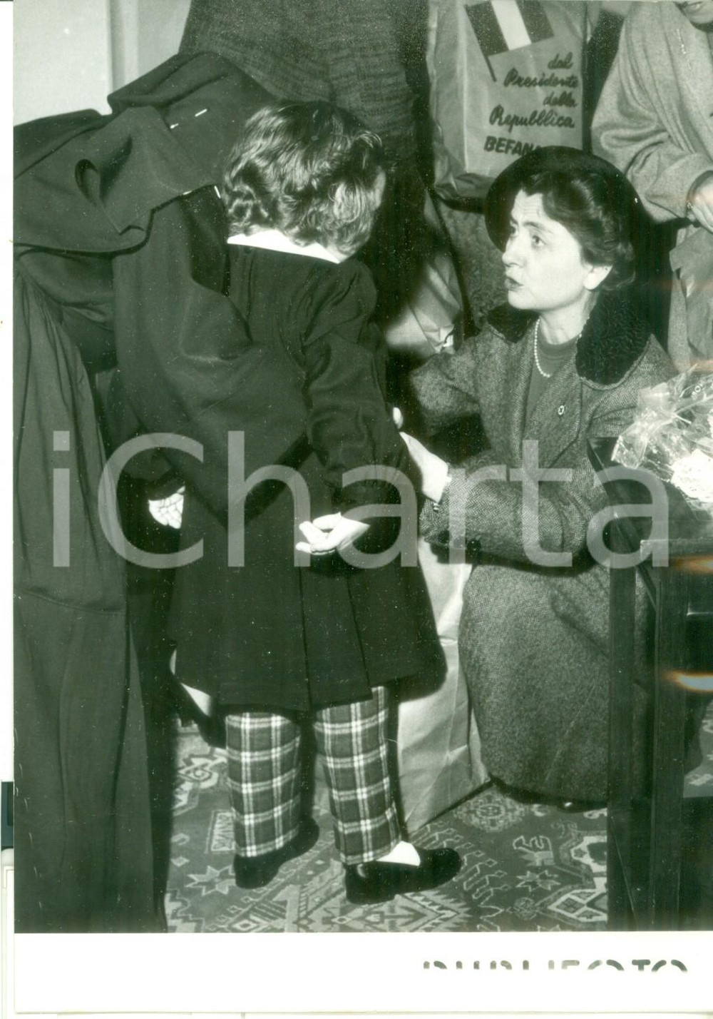 Fotografia d epoca originale 1957 NAPOLI Carla BISSATINI GRONCHI dona la calza della Befana agli orfani 1