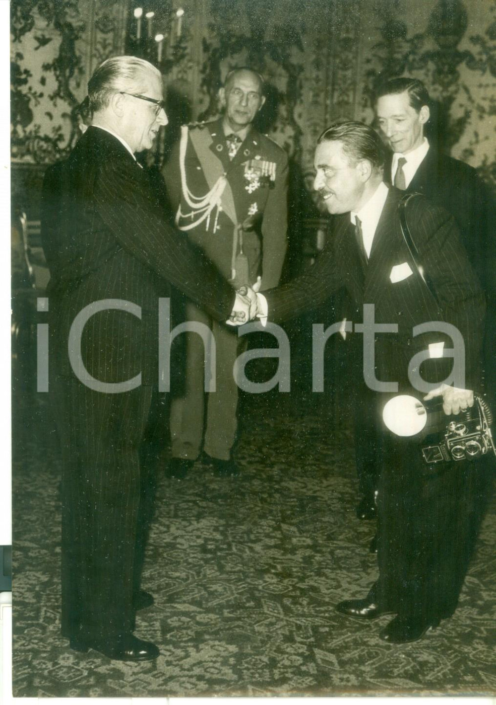 Fotografia d epoca originale Natale 1956 ROMA QUIRINALE Auguri tra Giovanni GRONCHI e un giornalista  Foto 1