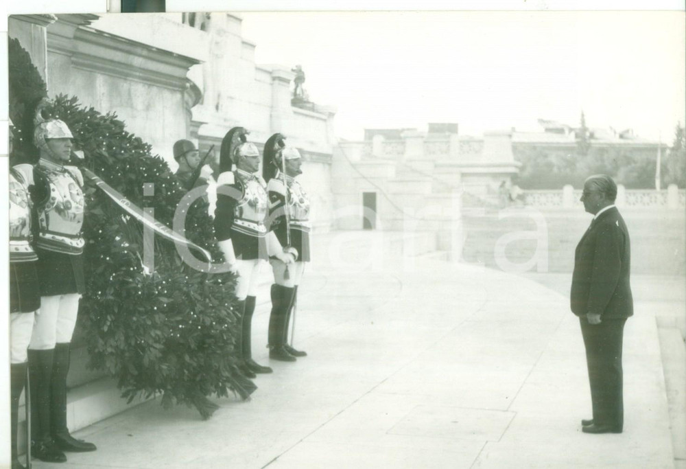 Fotografia d epoca originale 1959 ROMA 4 Novembre  Giovanni GRONCHI davanti alla tomba del Milite Ignoto 1