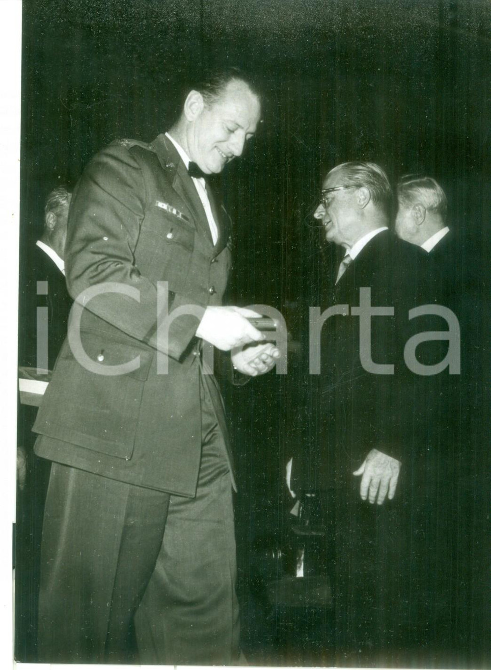 Fotografia d epoca originale 1957 GENOVA Premio Cristoforo Colombo  Giovanni GRONCHI premia Adolfo CARMINATI 1