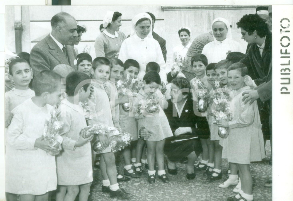 Fotografia d epoca originale Pasqua 1957 POZZUOLI Preventorio CROCE ROSSA Carla BISSATINI tra i bambini Foto 1