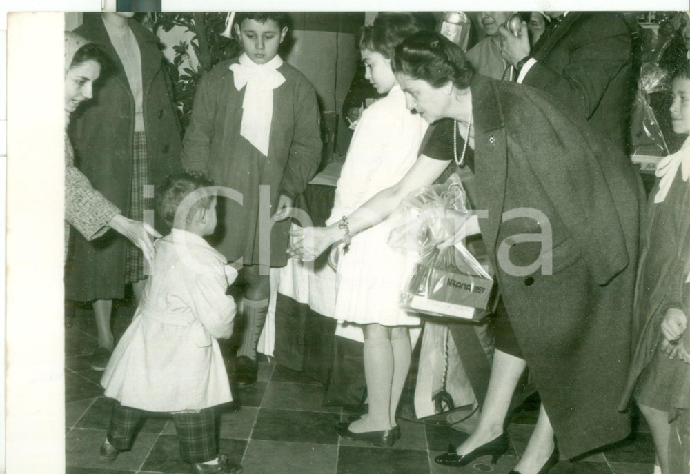 Fotografia d epoca originale 1959 EPIFANIA ROMA Croce Rossa  Carla GRONCHI porta doni ai bambini poveri 1