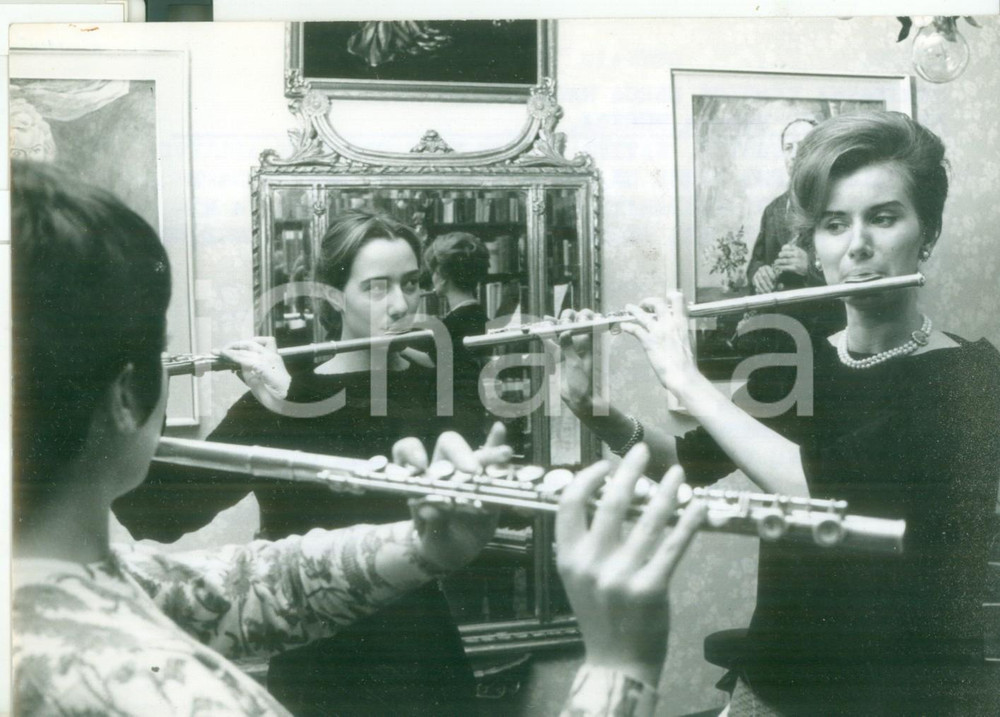 Fotografia d epoca originale 1966 MILANO Marlaena KESSICK e le sue allieve di flauto traverso  Foto 1