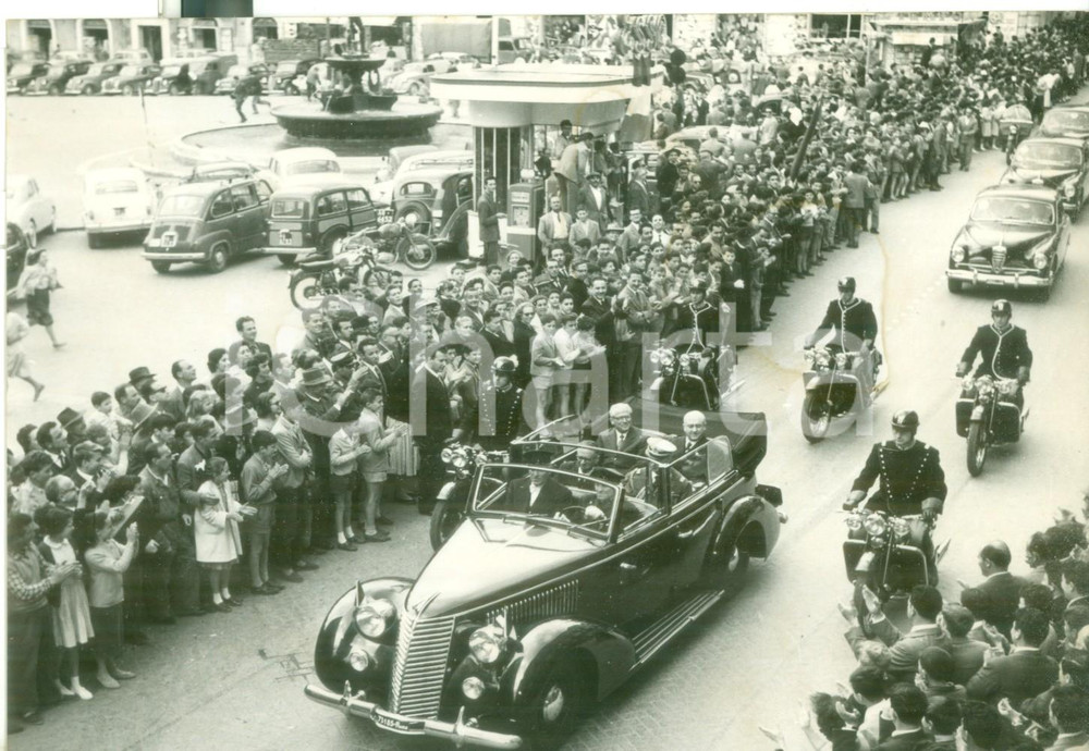 Fotografia d epoca originale 1959 L AQUILA  Giovanni GRONCHI in Abruzzo  Accoglienza dei cittadini  Foto 1