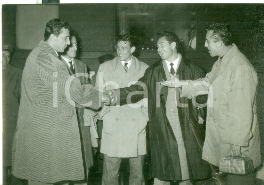 Fotografia d epoca originale 1956 MILANO CALCIO Rientro della NAZIONALE  Ardico MAGNINI Marcello AGNOLETTO 1