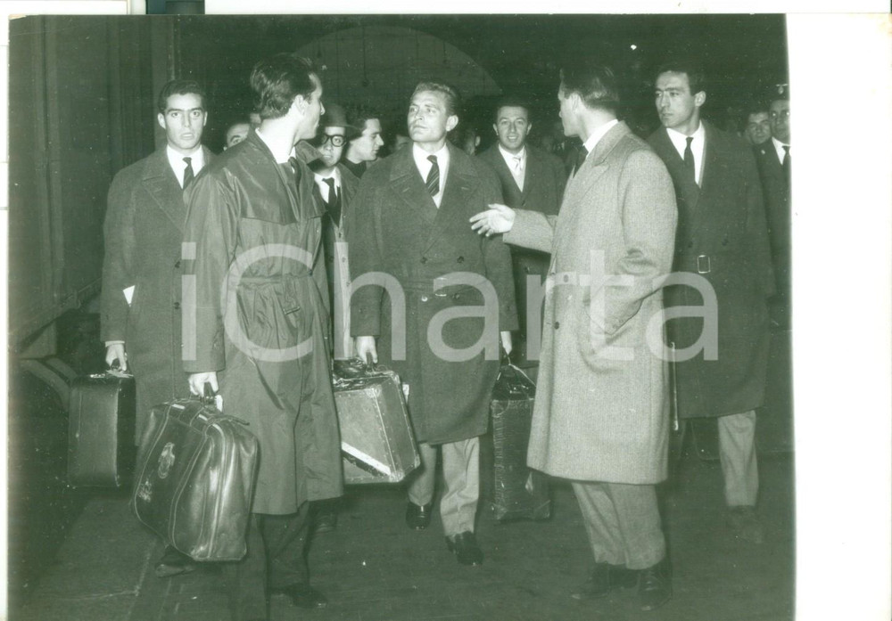 Fotografia d epoca originale 1958 MILANO CALCIO Rientro della NAZIONALE  Bruno NICOLÃˆ tra i compagni Foto 1