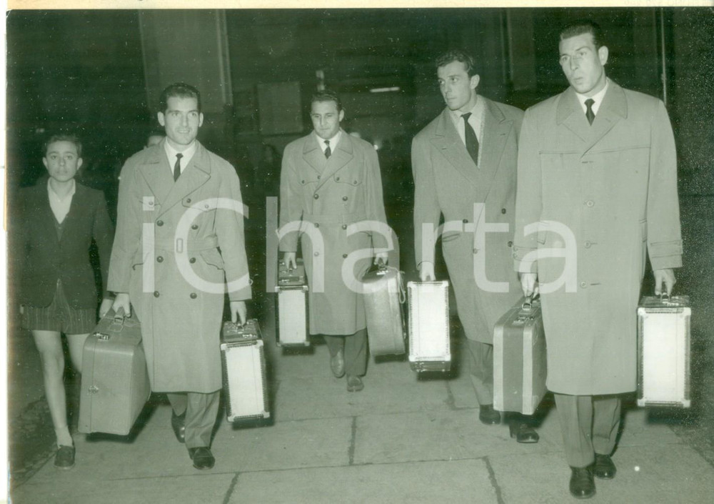 Fotografia d epoca originale 1954 TORINO Calcio  Arrivo di Giovanni GIACOMAZZI Maino NERI Giorgio GHEZZI 1