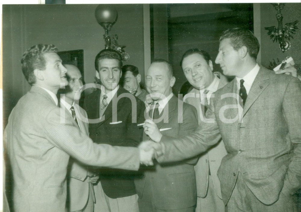 Fotografia d epoca originale 1954 TORINO Nazionale CALCIO Giampiero BONIPERTI stringe la mano a Gino CAPPELLO 1