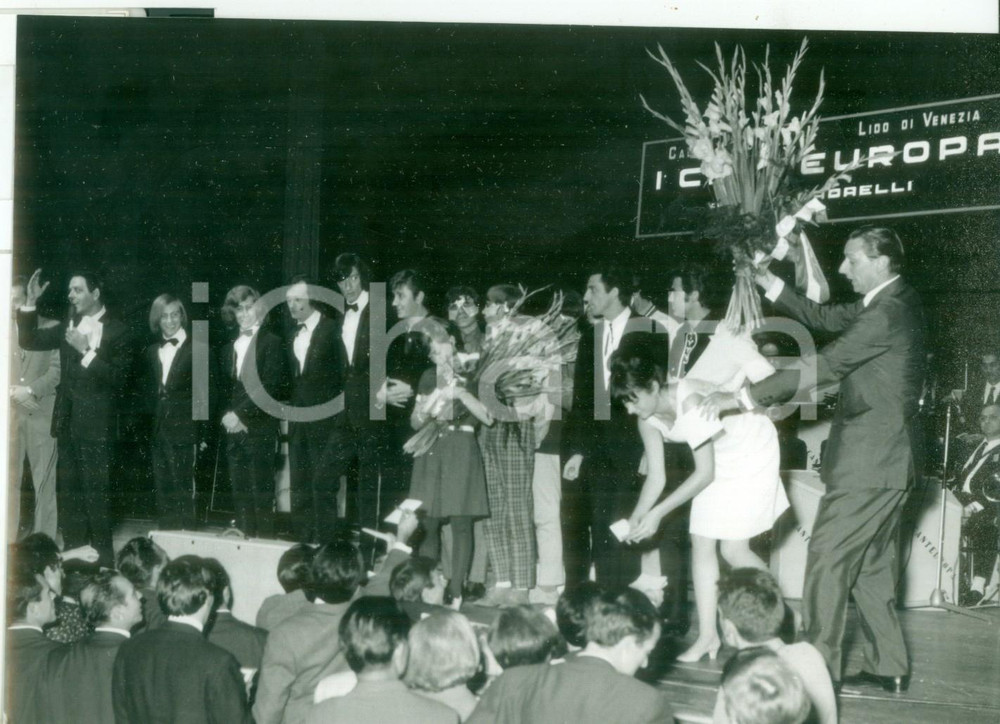 Fotografia d epoca originale 1966 OLANDA Cantaeuropa  Gigliola CINQUETTI firma autografi ai suoi fans  Foto 1