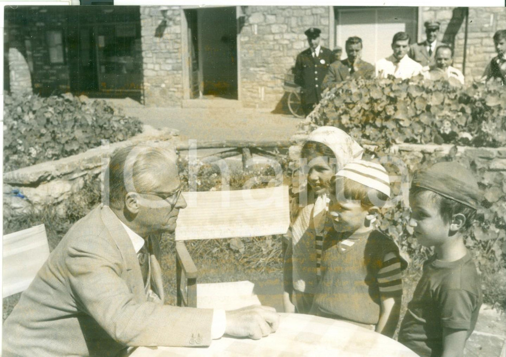 Fotografia d epoca originale 1950 ca AREA DI TORINO ? Presidente Giovanni GRONCHI con tre bambini  Foto 1