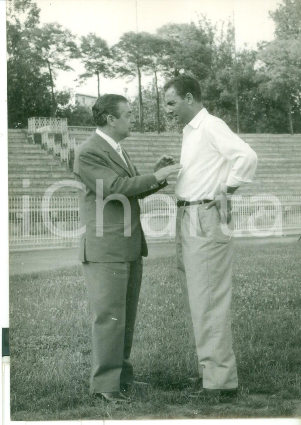 Fotografia d epoca originale 1960 ca CALCIO MILANO Inter  Angelo MORATTI discute con Aldo CAMPATELLI  Foto 1