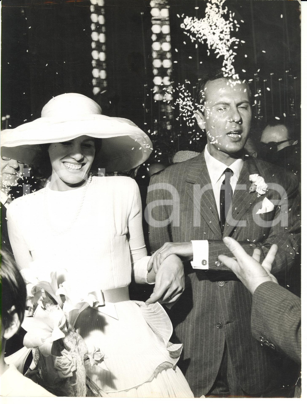 Fotografia d epoca originale 1960 PORANA Matrimonio Ornella VANONI e Lucio ARDENZI  L uscita dalla chiesa 1