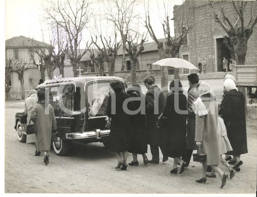 Fotografia d epoca originale 1959 LINATE Delitto dell Idroscalo  Corteo per i funerali di Paola DEL BONO 1