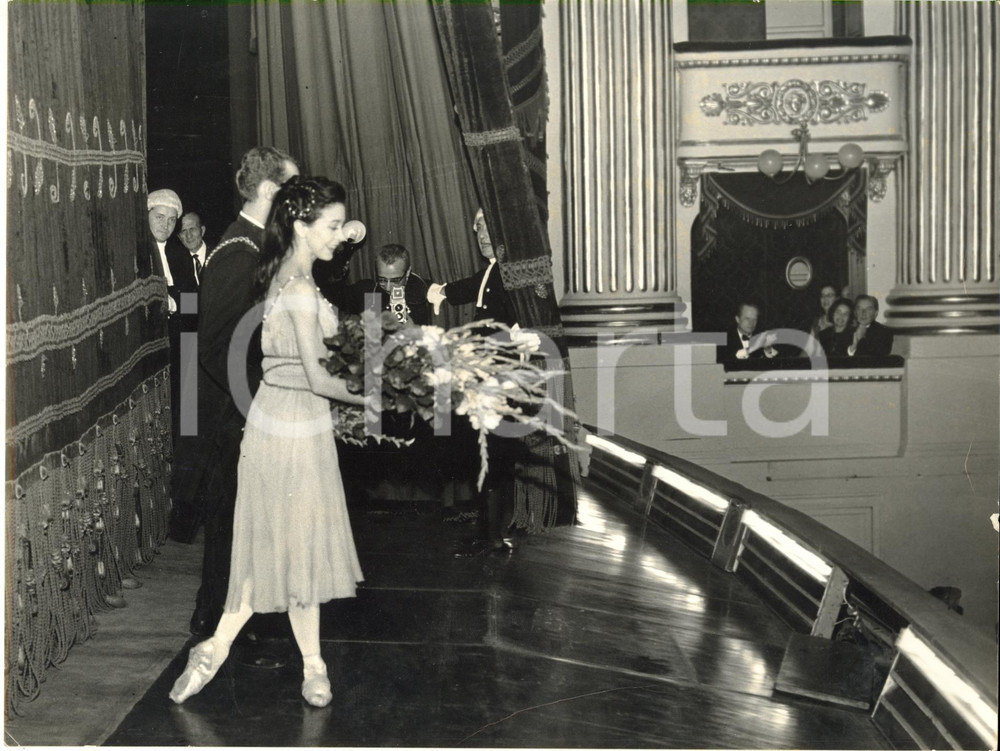 Fotografia d epoca originale 1965 MILANO Royal Ballet TEATRO ALLA SCALA Margot FONTEYN ringrazia il pubblico 1