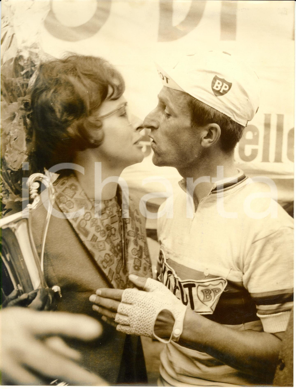 Fotografia d epoca originale 1965 COMO Giro della Lombardia  Il vincitore Tom SIMPSON bacia la moglie Foto 1