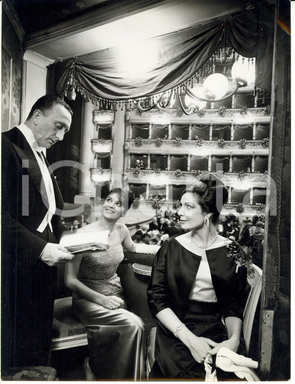 Fotografia d epoca originale 1961 MILANO Teatro SCALA Battaglia di Legnano  Eletta POLVANI e Ljuba RIZZOLI 1