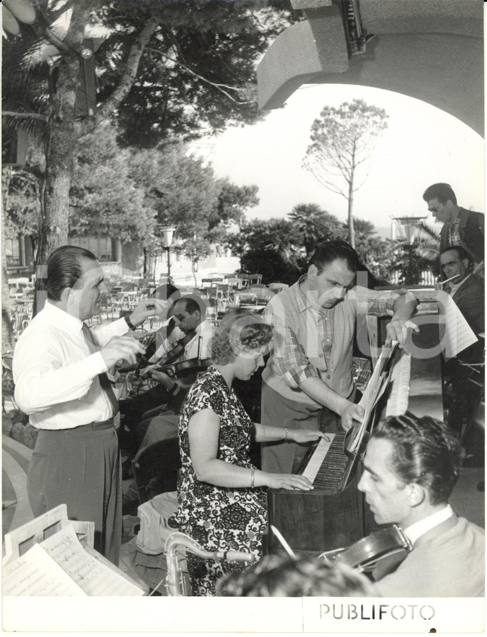 Fotografia d epoca originale 1960 ca GENOVA Il maestro Nello SEGURINI durante le prove per un concerto Foto 1