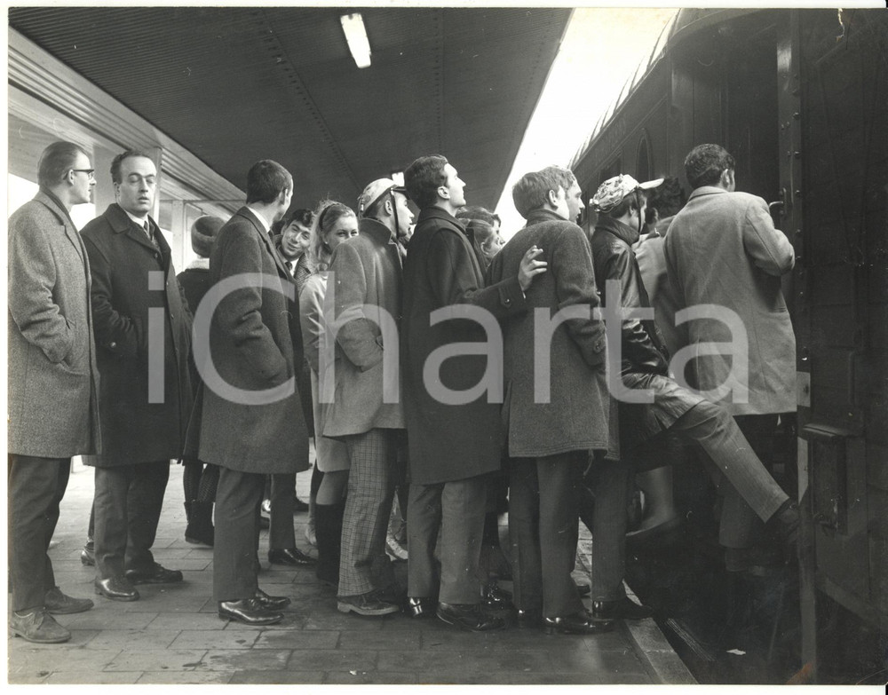 1967 2° CANTAEUROPA I fan in attesa dei cantanti alla stazione per un autografo