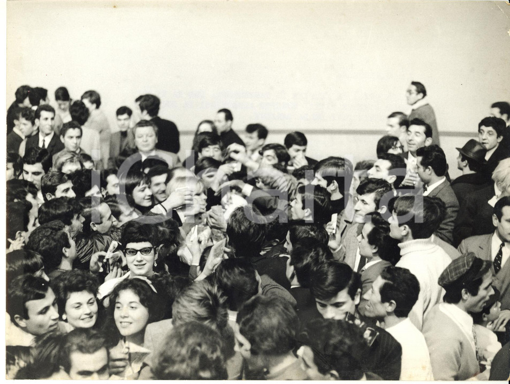 1967 2° CANTAEUROPA La cantante Caterina CASELLI assediata dai fans - Foto 24x18