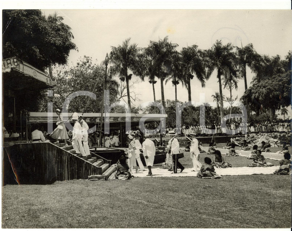 Fotografia d epoca originale 1953 SUVA Albert Park ROYAL TOUR OF FIJI  ELIZABETH II and Philip of EDINBURGH 1