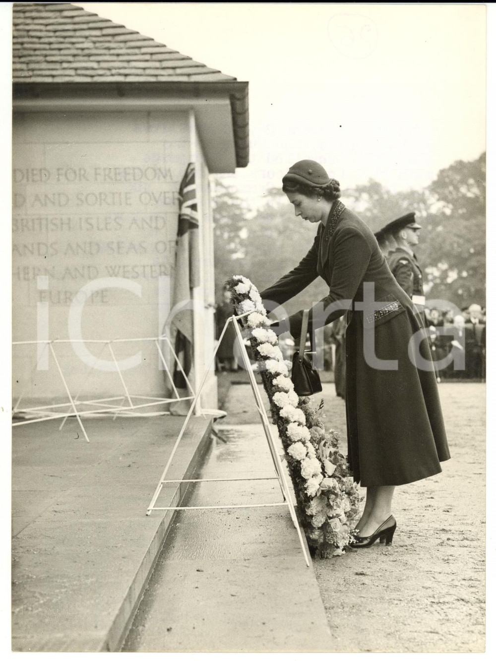 Fotografia d epoca originale 1953 ENGLEFIELD GREEN Air Forces Memorial  ELIZABETH II laying a garland Photo 1