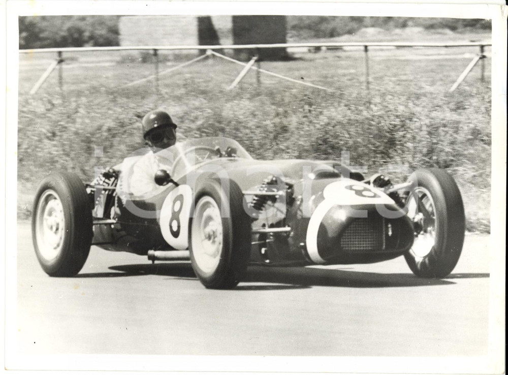Fotografia d epoca originale 1961 SILVERSTONE F1  Jack FAIRMAN driving the new FERGUSON P99  Photo 20x15 1
