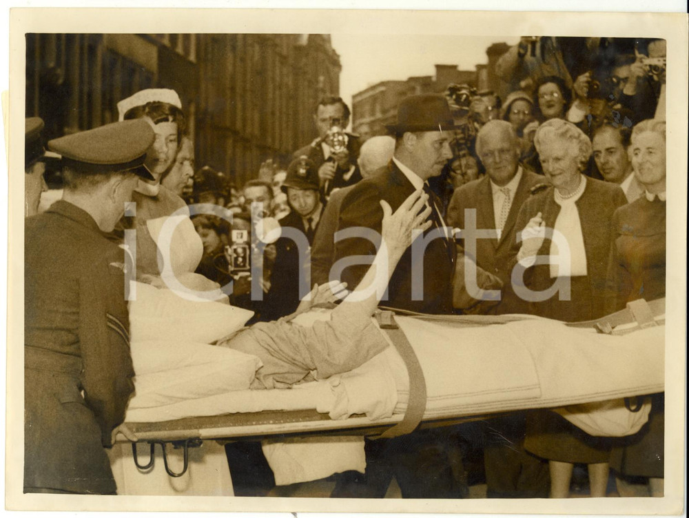 Fotografia d epoca originale 1962 LONDON Winston CHURCHILL carried into Middlesex Hospital with a broken leg 1