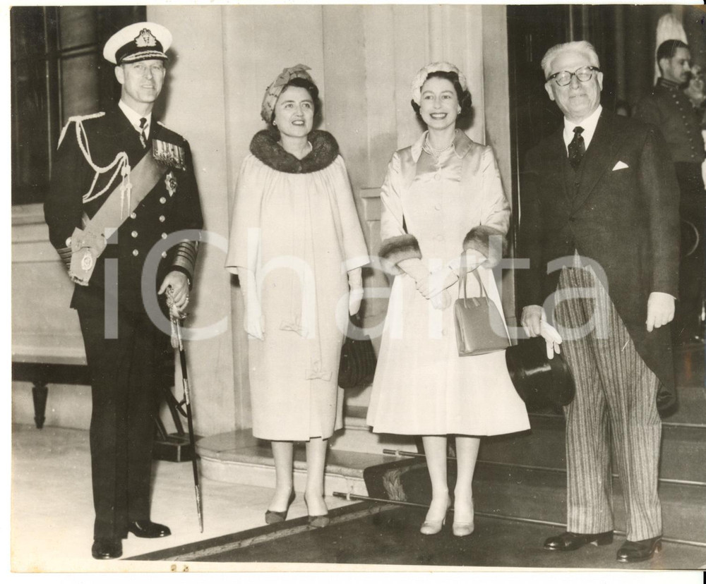 Fotografia d epoca originale 1958 LONDON Buckingham Palace  ELIZABETH II with Giovanni GRONCHI and his wife 1