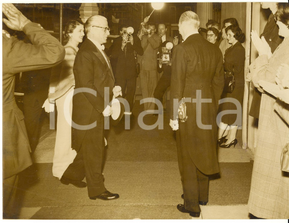 Fotografia d epoca originale 1958 LONDON Giovanni GRONCHI and his wife s arrival at Italian embassy Photo 1