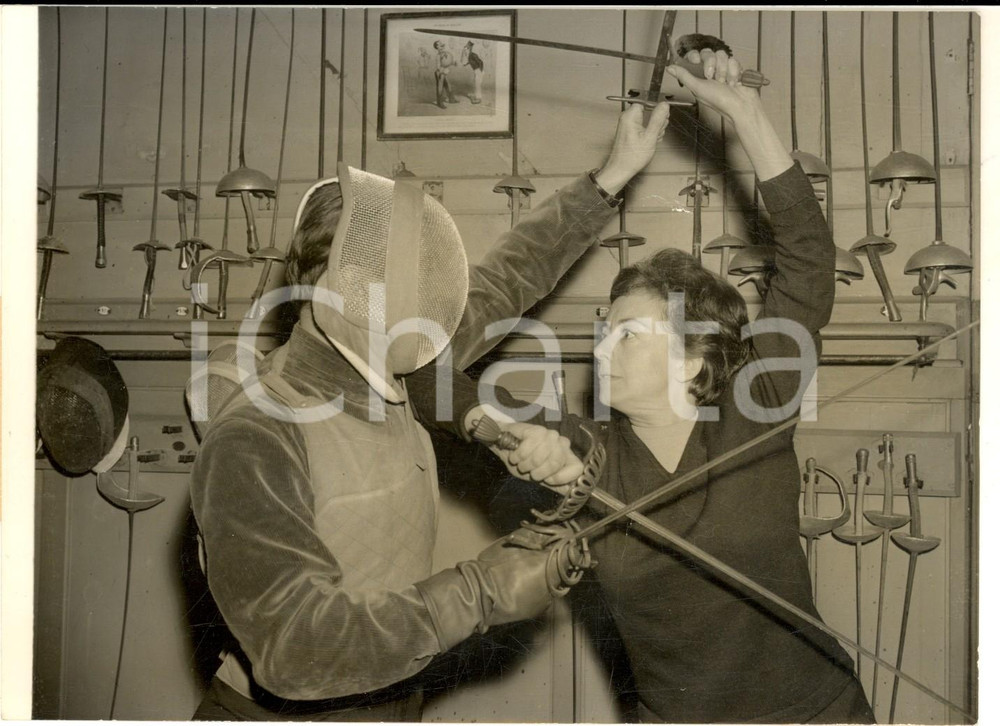 Fotografia d epoca originale 1961 PARIS Suzanne FLON a lezione di scherma per un film  Foto DANNEGGIATA 1