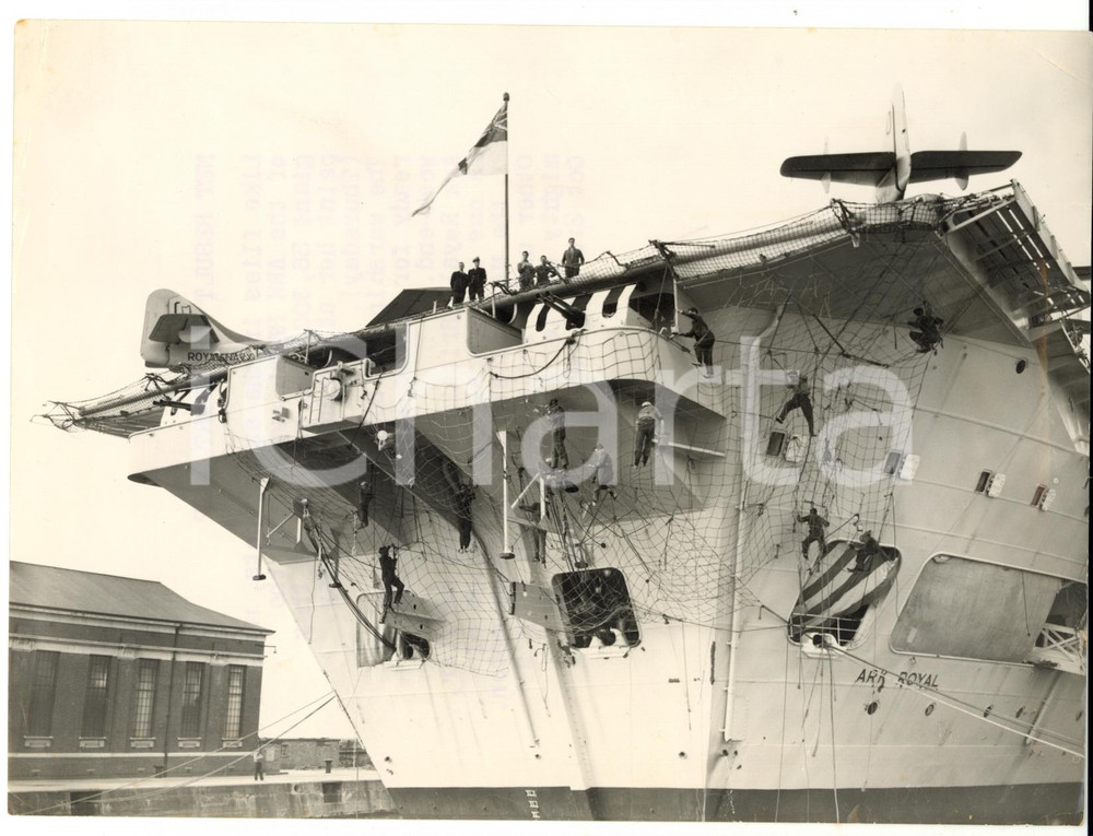 Fotografia d epoca originale 1957 SOUTHAMPTON Men on the safety nets of the warship ARK ROYALPhoto 20x15 cm 1