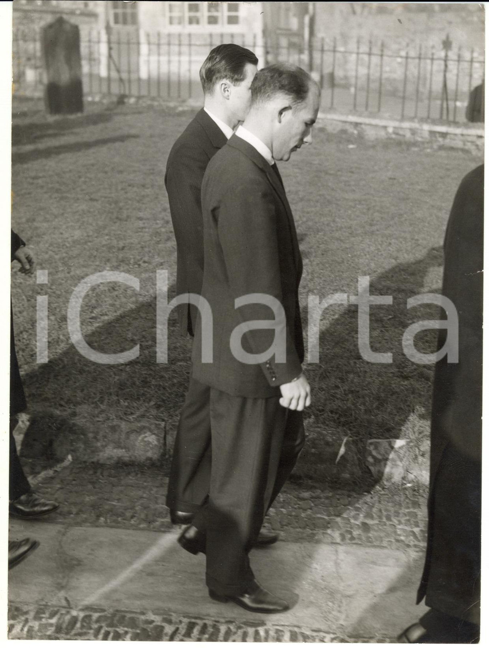 Fotografia d epoca originale 1959 FARNHAM Stirling MOSS at funeral of his motor racing rival Mike HAWTHORN 1