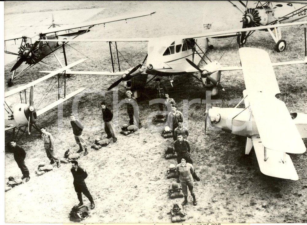 Fotografia d epoca originale 1959 LIMOGES Parachutisme sportif  Raoul CLEDASSOU parmi ses stagiaires  Photo 1