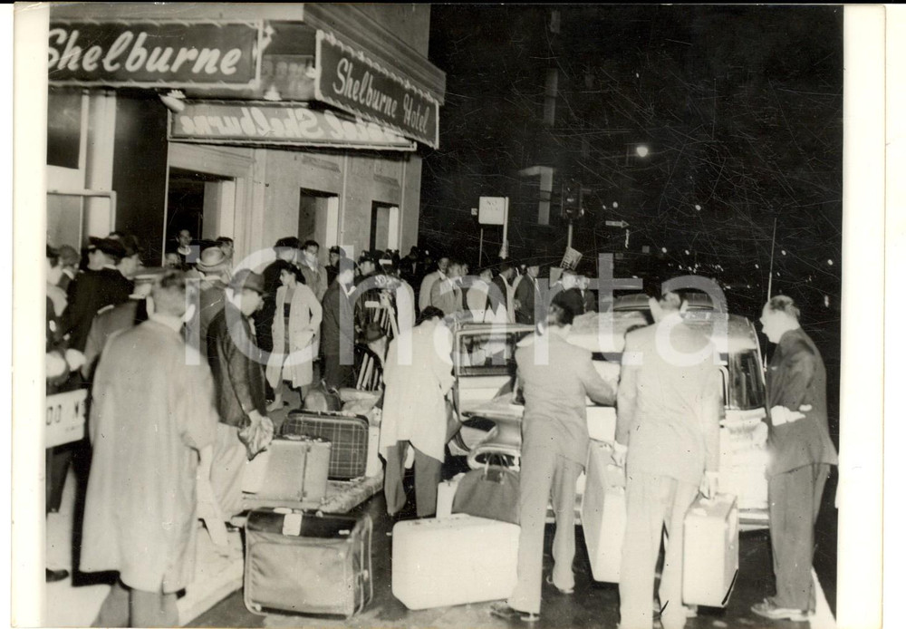 Fotografia d epoca originale 1960 NEW YORK La delegazione di Fidel CASTRO lascia l Hotel SHELBURN Foto 18x13 1