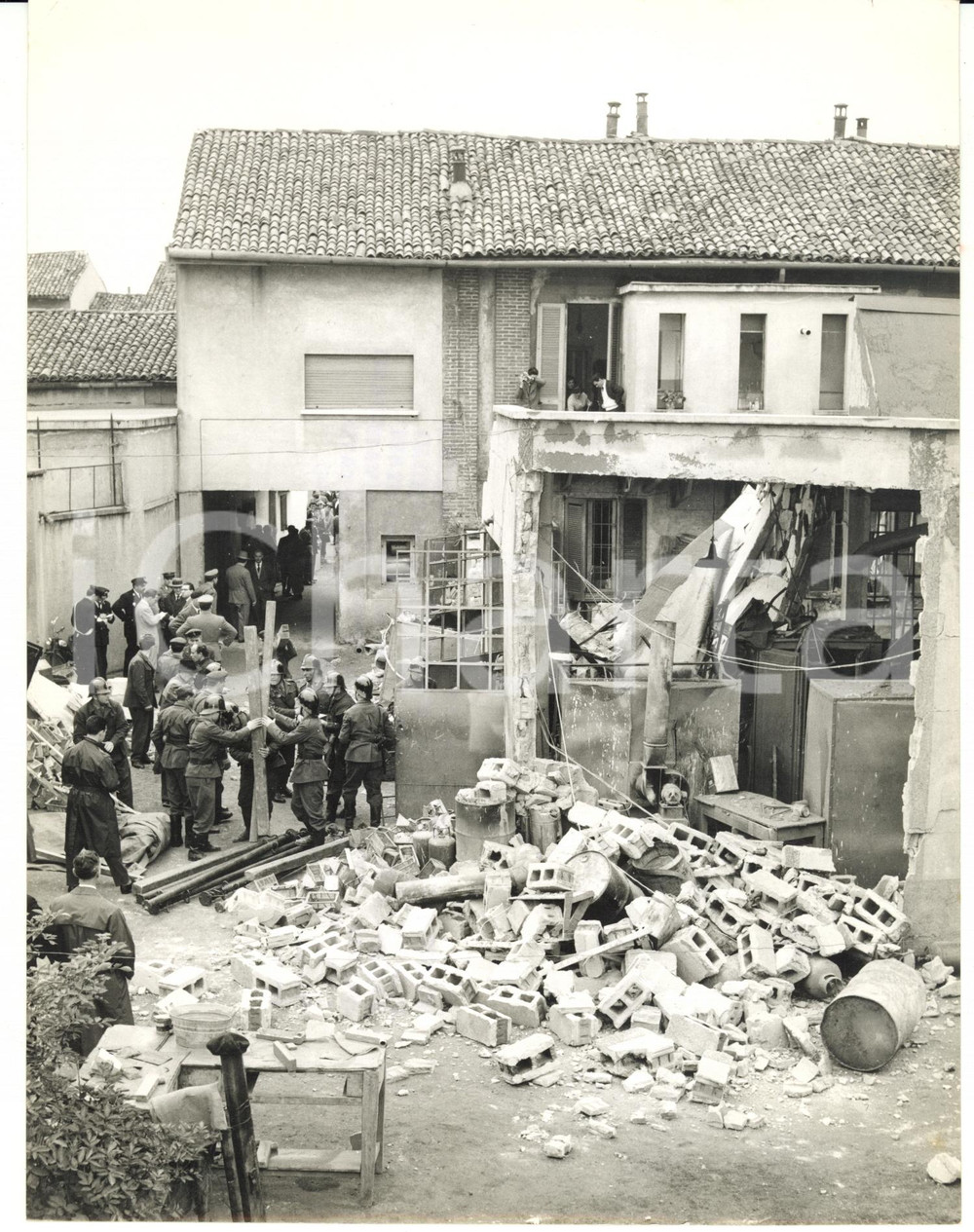 Fotografia d epoca originale 1960 MILANO Alzaia Naviglio Grande  Macerie di una fabbrica di vernici esplosa 1