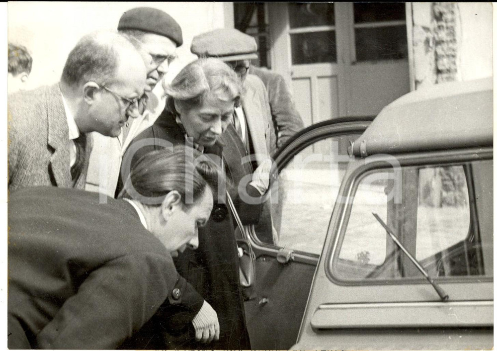 Fotografia d epoca originale 1959 PARIS M.lle GOVARD montre sa voiture aprÃ¨s un attentat du FLN Photo 18x13 1