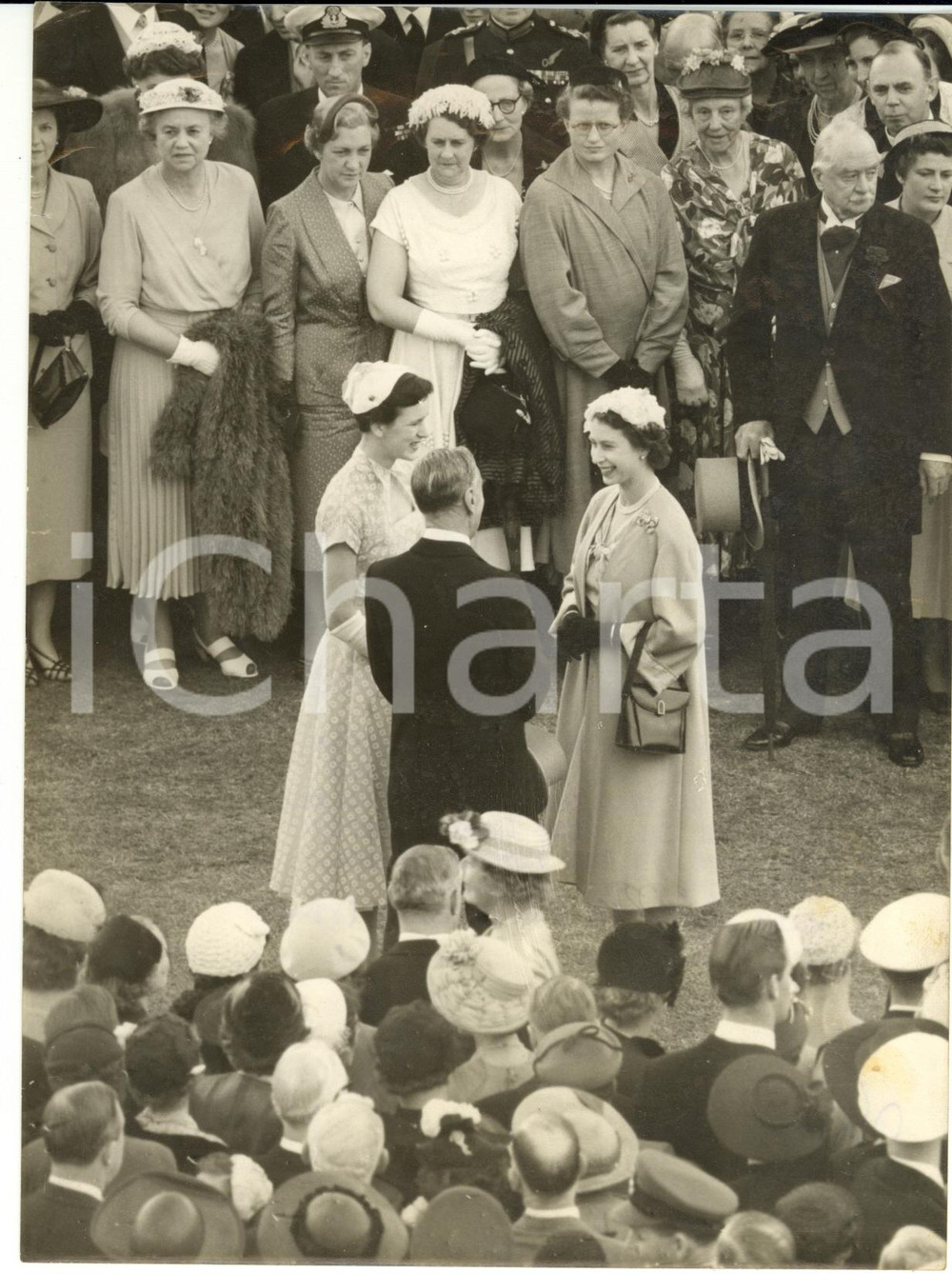 Fotografia d epoca originale 1953 LONDON Buckingham Palace Garden Party  ELIZABETH II smiling to her guests 1