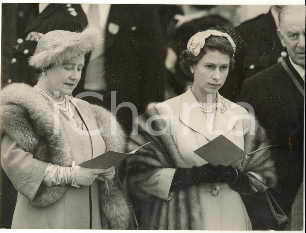 Fotografia d epoca originale 1954 EPSOM Derby  ELIZABETH II and Queen Mother studying their race cards 1