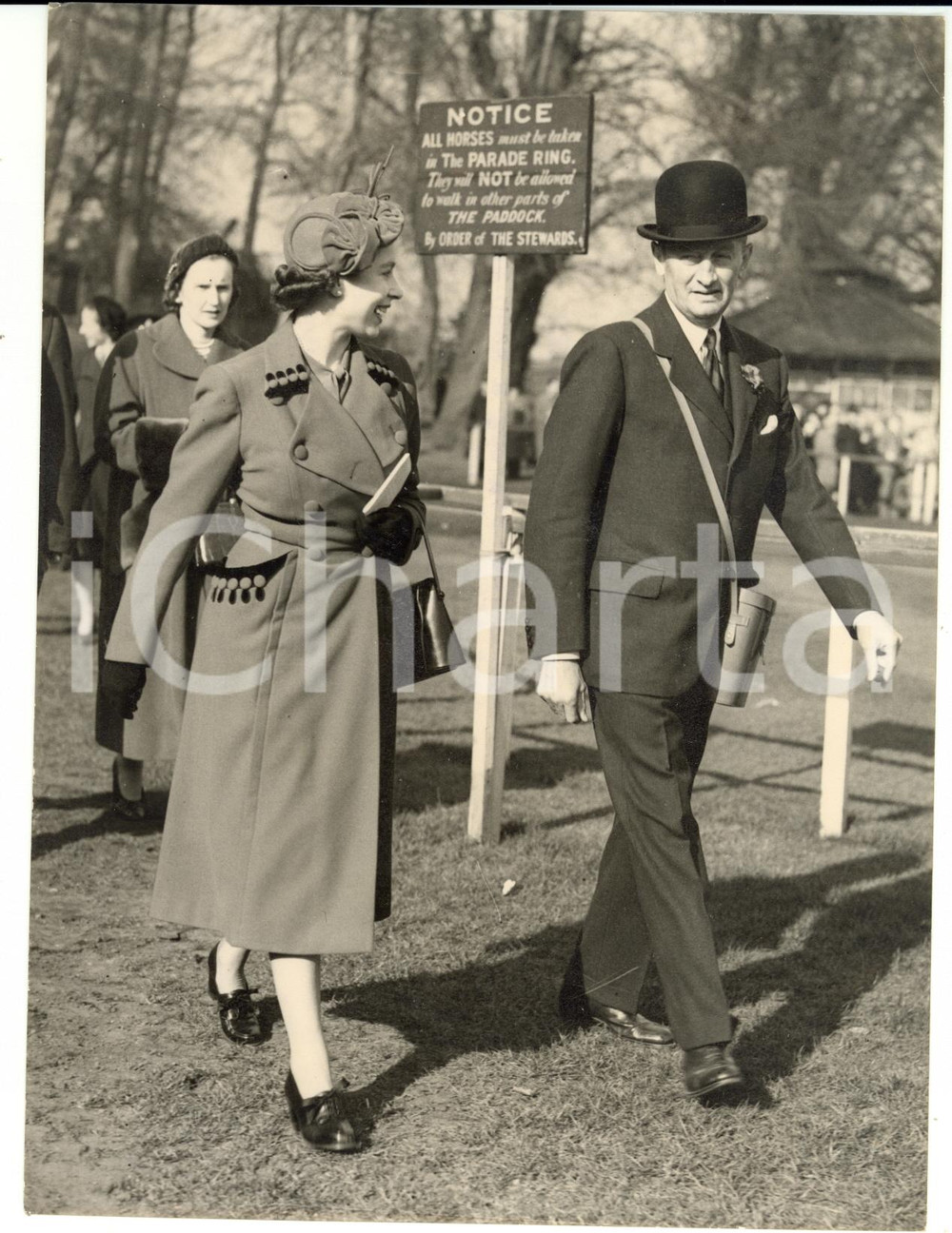 Fotografia d epoca originale 1953 ESHER Sandown Park Races ELIZABETH II with sir Humphrey DE TRAFFORD Photo 1