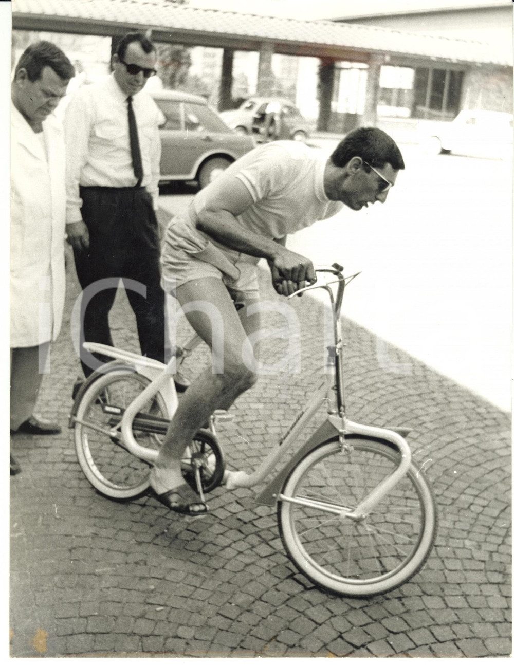 Fotografia d epoca originale 1966 COVERCIANO Calcio  Ritiro NAZIONALE  William NEGRI in bicicletta Foto 1