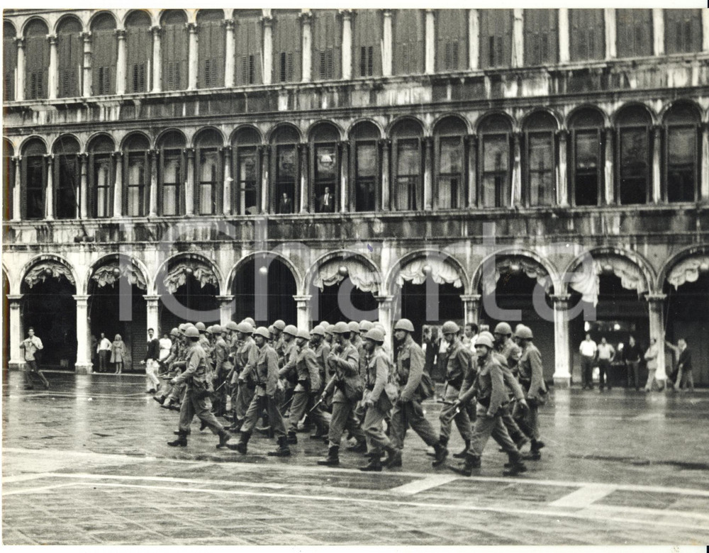 Fotografia d epoca originale 1968 VENEZIA Piazza SAN MARCO  Polizia schierata contro artisti BIENNALE Foto 1