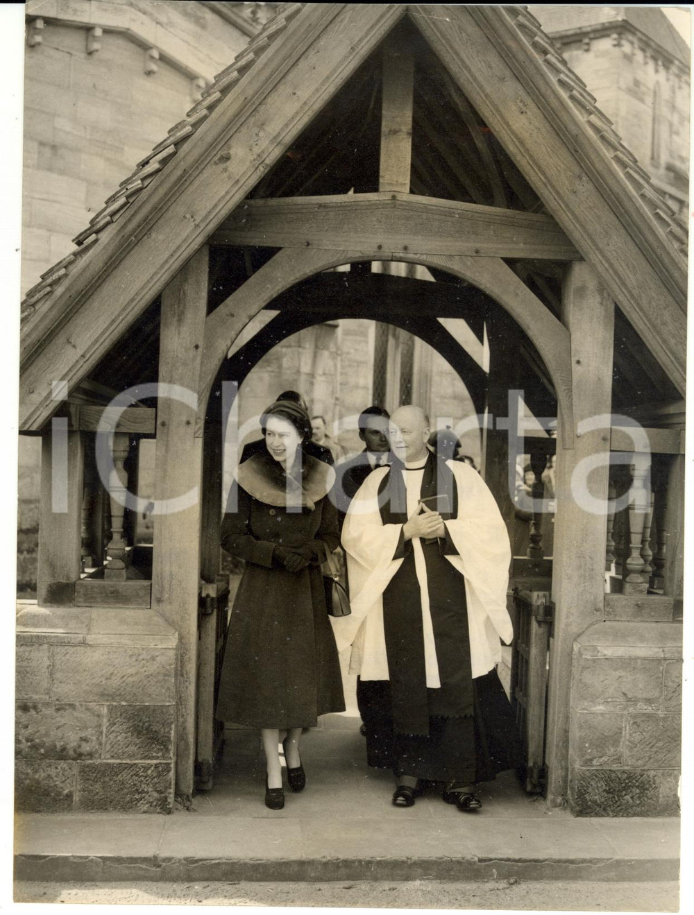 1955 UCKFIELD "Mothering Sunday" - ELIZABETH II with reverend BENNETT *Photo