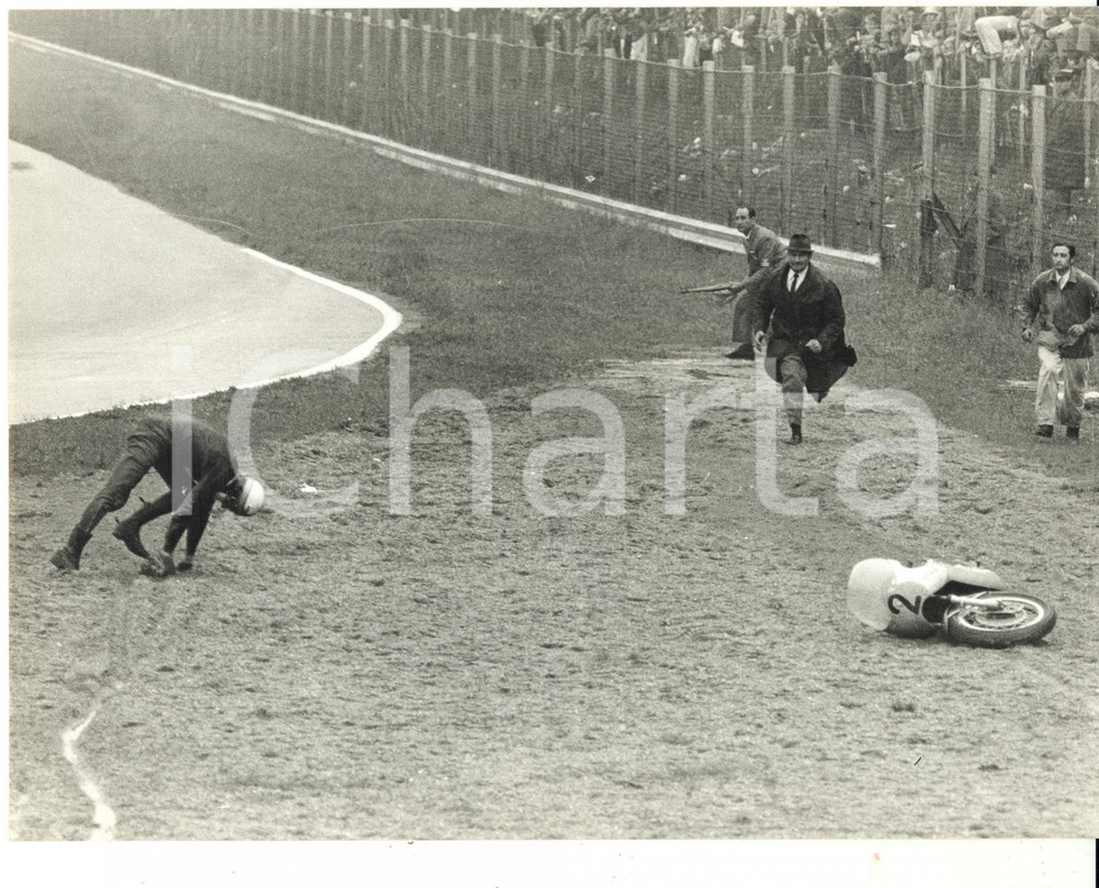 1968 MONZA Gran Premio delle Nazioni - Caduta di Mike HAILWOOD su moto BENELLI