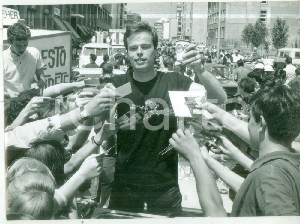 Fotografia d epoca originale 1966 PERUGIA CANTAGIRO Il cantante DINO firma autografi alla folla di fan Foto 1
