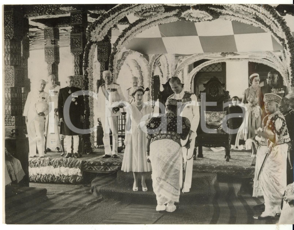 Fotografia d epoca originale 1954 KANDY CEYLON ELIZABETH II Philip of EDINBURGH meeting local dignitaries 1
