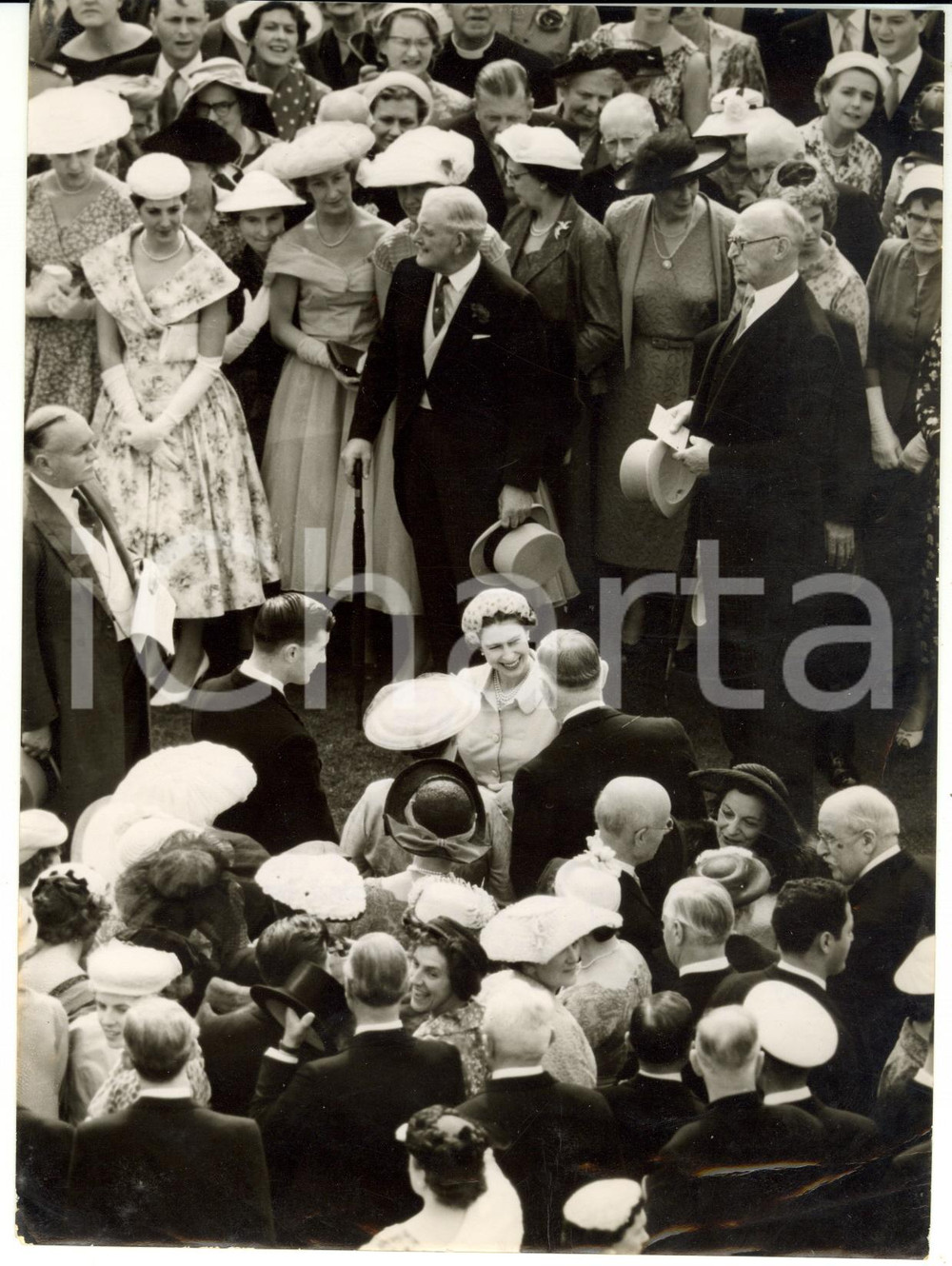 Fotografia d epoca originale 1957 LONDON Buckingham Palace  ELIZABETH II greeting Garden Party Guests Photo 1