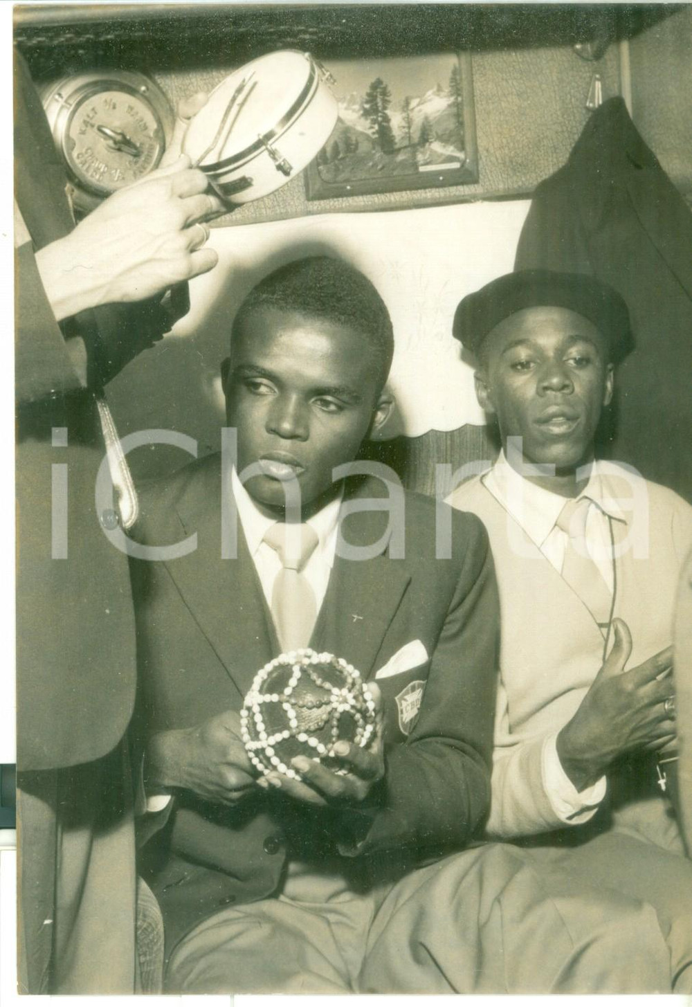Fotografia d epoca originale 1956 MILANO Il calciatore ZOZIMO si esibisce in un concerto in treno  Foto 1