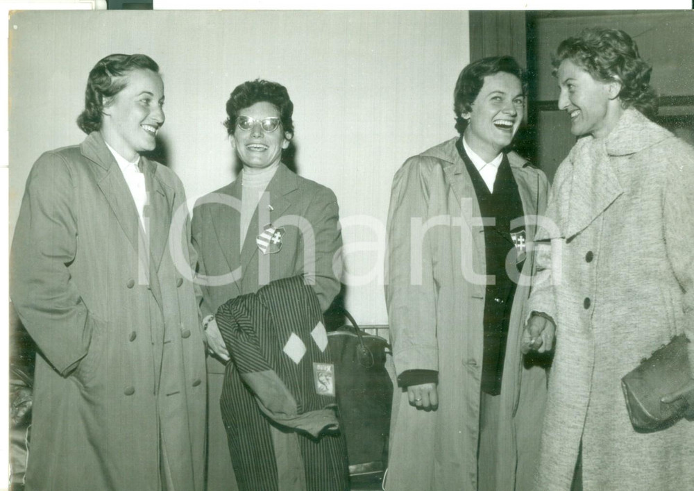 Fotografia d epoca originale 1956 MILANO Malpensa  Arrivo atlete ungheresi dopo Olimpiadi di Melbourne Foto 1